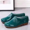 Botas de chuva com sola macia, sapatos impermeáveis, galochas, cobre-sapatos de borracha, botas de água estilosas para mulheres, duráveis, adequadas para uso na cozinha, de corte baixo, com solas tipo tendão para maior aderência, botas curtas