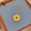 Loja de Ouro Mesmo Estilo Ouro Areia Diamante Incrustado Vazado Fivela de Segurança Pingente Moda Simples Pingente de Ouro Imitado Alta Retenção de Cor Atacado