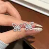 Aretes de Mariposa con Microincrustaciones de Circonita Moissanita Plateados, Elegantes, Versátiles, Exquisitos, Estilo Lujo Ligero, Aretes de Alta Gama, Artículo Más Vendido