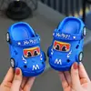 Chinelos Infantis Verão Meninos Carro Luminosos Antiderrapantes Fundo Macio Pequeno, Médio e Grande Banheiro Infantil Chinelos de Praia Meninas