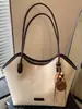 Nova bolsa tote estilosa e moderna para mulheres em 2026, apresentando um design minimalista, uma vibe descontraída e um visual chique e moderno