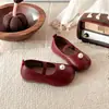 Ins Zapatos pequeños de cuero estilo francés 2026 primavera y otoño nuevos versión coreana zapatos de princesa con perlas para niñas Mary Janes planos poco profundos modernos