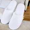 Chinelo descartável com logotipo imprimível atacado lã de coral de alta qualidade espessado antiderrapante B & B salão de beleza chinelos descartáveis