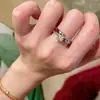 Anillo Plateado con Pedrería Color Rubí Dazzling Pigeon Blood TiTi Lujo Ligero Encaje Colorido Hueco Exquisito Temperamento Decoración de Anillo para Mujer-
