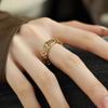 Anillo de nicho retro de industria pesada antiguo dorado con patrón de hierba Tang, anillo cruzado para mujer, de moda, ligero, de lujo, desgastado, combina con todo, anillo de dedo índice avanzado