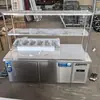 Refrigerador Congelador Gabinete de Conservación Fresca con Aspersor Barra de Ensalada Mesa de Pizza Gabinete de Ensalada Ranurado Exhibidor de Frutas