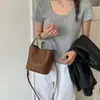 Bolso bandolera ligero y versátil, nuevo bolso cubo de tendencia 2026 con patrón tejido de nicho, bolso de mano portátil y versátil