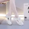 Zapatillas blancas K1506 para mujer, nueva versión coreana de verano, estilo ins, zapatos casuales versátiles de punto volador huecos para estudiantes y madres