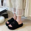 Chinelos femininos peludos com tira cruzada e sola grossa, nova coleção outono/inverno 2026, chinelos casuais de pelúcia para exterior, design moderno