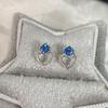 Pendientes Exquisitos y Pequeños de Cruz Diamante Azul Marino Aguja de Plata para Mujer Diseño de Nicho K Blanco Pendientes Sencillos de Amor