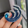 Broche Creativo Retro de Alta Gama Lujo Ligero Forma de Ola Versátil Elegante Retro Pequeño Broche para Traje de Mujer Accesorios para Solapa