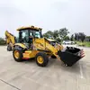 A escavadeira carregadeira 420F, uma escavadeira de rodas versátil com tração nas quatro rodas e funções integradas de escavação e carregamento, é um equipamento de construção multiuso.