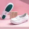 Zapatos de enfermera de cuero Sakura Carmesí para mujer, estilo para todas las estaciones, con una pequeña bolsa de aire para absorción de impactos, suela suave, transpirables, antideslizantes, silenciosos y versátiles tenis blancos