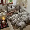 Juego de Cuatro Piezas de Sábanas Ajustables y Fundas de Edredón con Estampado Retro Estilo Bosque y Encaje Floral Pequeño, Comercio al por Mayor de Ropa de Cama Retro