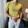 Nova Camisa Polo Tricotada de Manga Curta Listrada de Verão para Homens Elegante Business Casual Slim Gola V Pequena Camiseta Tricotada para Homens