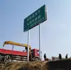 Señal de Tráfico de un Solo Voladizo Señal Guía de Tráfico Aluminio Película Reflectante Señal Guía de Carretera Poste de Señal Galvanizado en Caliente