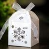 Fábrica de e-commerce transfronteiriço caixa de papelão para fornecimento Natal floco de neve branco laser oco caixa de doces Caixa de doces de agradecimento