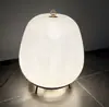 Sofá de sala de estar de mediados de siglo moderno con lámpara de pie de diseño creativo, estudio estilo Zen, dormitorio, sala de té y lámpara decorativa de mesa