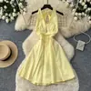 Vestido francés de cuello halter con escote en V para mujer, puro y sexy, sin espalda, vestido de línea A que ciñe la cintura, elegante y adelgazante, vestido de vacaciones, ropa de verano
