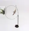 Nuevo ventosa auto-Hola palo de gato divertido Campana Pluma Palo de gato divertido Juguete para gato hecho a mano Ventosa Alambre de acero Palo de gato divertido al por mayor
