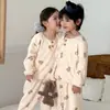Nuevo Conjunto de Pijama Infantil Otoño/Invierno 2026 Niños Niñas Terciopelo de Nieve Ropa de Casa Plus Terciopelo Engrosado Traje de Terciopelo de Una Pieza