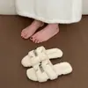 Moda Outono/Inverno 2026 Fivela Simples Celebridade da Internet Chinelos de Pelo Femininos Casuais para Uso Externo Solado Grosso Chinelos de Dedo Sapatos de Algodão