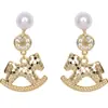 Exquisitos Aretes de Perla Moneda de Caballo con Brillo Dorado para Mujer, Lujo Accesible y Aretes de Gama Alta, Aretes Elegantes Únicos y Hermosos