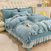 Juego de Cuatro Piezas de Cubre Cama de Terciopelo de Leche Clase A, Funda de Edredón Cálida y Engrosada, Juego de Tres Piezas de Sábana de Cama de Encaje de Terciopelo de Coral para Invierno