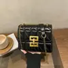 Bolso de hombro único de alta costura estilo coreano, nuevo modelo primavera 2026, elegante y relajado, bolso pequeño cuadrado de color liso para llevar debajo del brazo