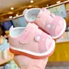 Zapatos para niños pequeños, nuevos modelos de primavera y otoño, zapatos para bebés principiantes para niños de 1 a 2 años, suela blanda, antideslizantes, con sonido de chirrido, de dibujos animados
