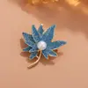 Broche con un Toque de Alta Gama, Temperamento de Lujo Ligero, Pin Versátil de Hoja de Arce de Nicho, Nuevo Estilo Broche de Pedrería para Traje y Abrigo para Mujer