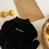 Camiseta de manga larga ajustada para bebé, color liso con estampado de letras y cuello medio alto, camiseta versátil elástica, camiseta básica para bebé
