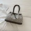 Elegante y único, esta colección de otoño 2026 presenta un bolso de hombro tipo tote de gran capacidad, perfecto para el trabajo y los desplazamientos, y diseñado para llevarse debajo del brazo.