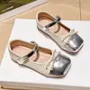 Zapatos de Cuero para Niñas 2026 Primavera y Otoño Nueva Moda Elegantes Zapatos de Princesa con Perlas Antideslizantes Versátiles Zapatos Casuales para Niños Modernos