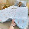 Cubrecama de tres piezas de doble cara de doble capa de gasa, terciopelo de leche, terciopelo de bebé, Clase A, protector de cama multifuncional para dormitorio de estudiante