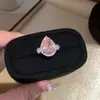 Collar con colgante de gota de agua de circonita, aretes, anillo, juego de lujo ligero de alta gama, joyería elegante y versátil para mujer al por mayor