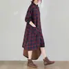 Colección de otoño 2026: nuevo vestido midi a cuadros de estilo coreano, corte holgado, con cuello, bolsillos y mangas largas, diseñado como un vestido camisero para mujer