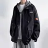 Jaqueta Casual Juvenil Falsa de Duas Peças Outono/Inverno 2025 Estilo Hong Kong Masculino Jaqueta com Capuz para Trabalho Jaqueta Nova Masculina