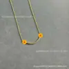 Nuevo collar blanco de nácar con sonrisa, V bañado en oro rosa de 18K, lujo ligero con un toque de alta gama, collar de nácar blanco con caras sonrientes en ambos lados