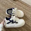 Zapatillas Blancas de Suela Gruesa para Mujer con Alto Valor Estético, Nuevo Modelo Popular 2026, Zapatillas Versátiles que Combinan Bien con Pantalones de Pierna Ancha, Zapatos de Pan