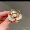 Broche Camélia Flor de Pérola animal Alto senso broche Borboleta corsage joia atacado Acessórios para casaco feminino