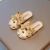 Chinelos infantis, novo estilo de verão, sandálias fechadas com laço vazado, estilo coreano, modernas, antiderrapantes, sola macia, adequadas para crianças de porte médio e grande.