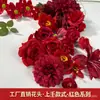Venta directa de fábrica de flores artificiales rojas con miles de estilos para elegir, incluyendo rosas burdeos y dalias, para materiales de decoración de bodas