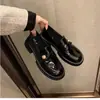 Mocasines populares para mujer 2026 otoño nuevos zapatos de suela gruesa para mujeres bajitas zapatos casuales versátiles sin cordones de cuero para mujer