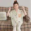 Pijama de seda helada para niñas, nuevo modelo verano 2026, ropa de casa para niños talla mediana y grande, conjunto de tres piezas de manga corta para niños, ropa fina para aire acondicionado
