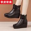 Botas Femininas de Couro Macio com Salto Plataforma e Salto Médio Estilo Novo Outono e Inverno 2025 Plataforma Solado Macio Versátil para Mãe Primavera e Outono Tamanho Grande Botas Individuais
