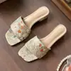 Primeiro Encontro com as Sandálias Bordadas Deslumbrantemente Bonitas para Mulheres, Novo Estilo Verão 2026, Calçado de Exterior com Aspecto de Fada, Saltos Bloco Bordados da Moda