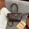 Bolsa transversal vermelha estilo moto, nova coleção 2025, bolsa de ombro retrô, design moderno e sofisticado, estilo de nicho, formato baguette