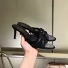 Chinelos de puro desejo estilo francês para mulheres, uso externo de verão, novo modelo 2026, sapatos deslumbrantes de salto baixo, sandálias versáteis de renda