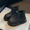 Botas Femininas 2025 Outono Novo Botas Pretas Simples Estilo Britânico Moda Botas Curtas Botas de Couro com Solado Macio para Meninos em Estoque